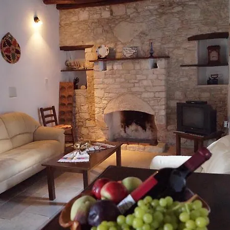 Makrinari Tis Pano Geitonias * Salamiou